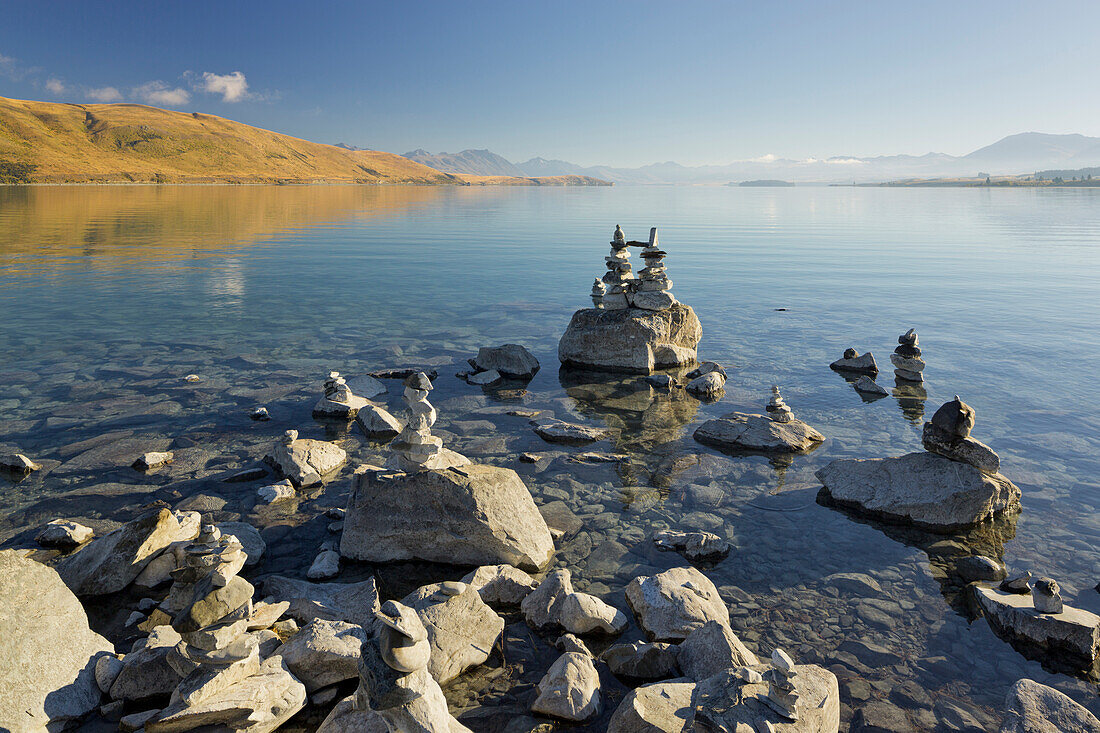 Steinmännchen am Ufer vom Lake Tekapo, Canterbury, Südinsel, Neuseeland