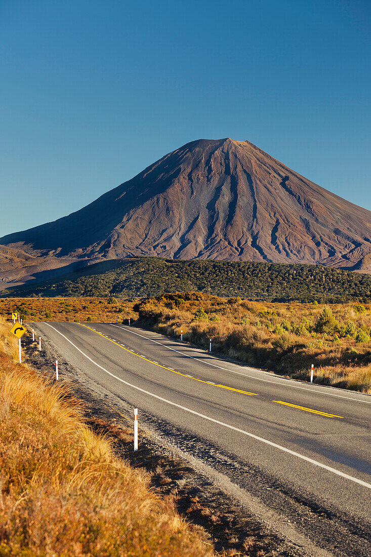 State Highway Number 1, Mount Ngauruhoe, Tongariro Nationalpark, Manawatu-Manganui, North Island, New Zealand