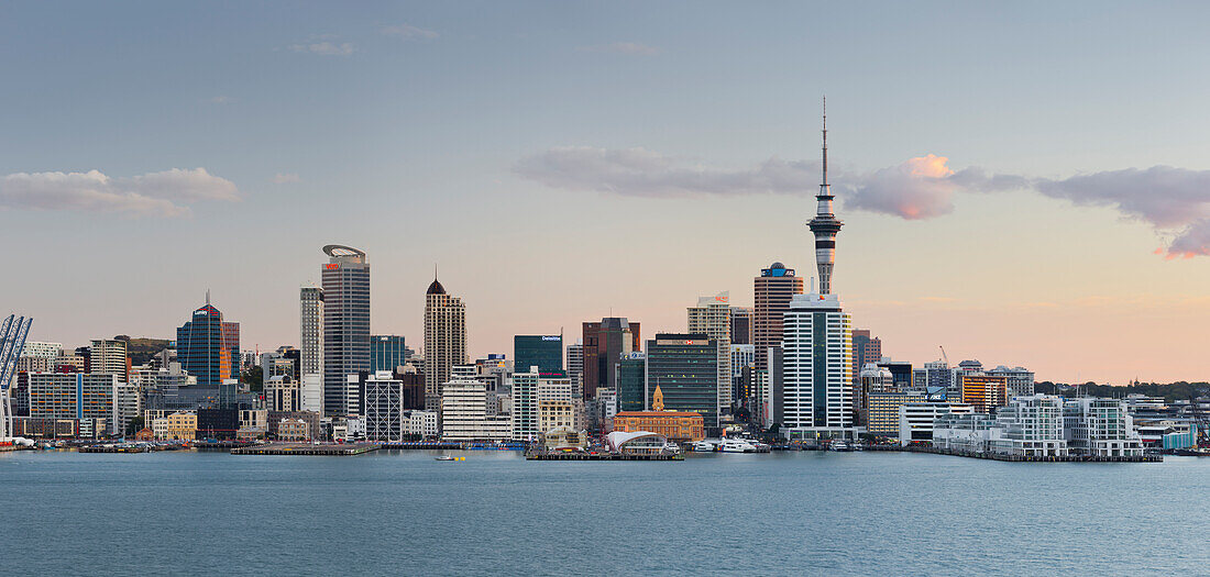 Stanley Bay und Skyline Auckland im Abendlicht, Nordinsel, Neuseeland