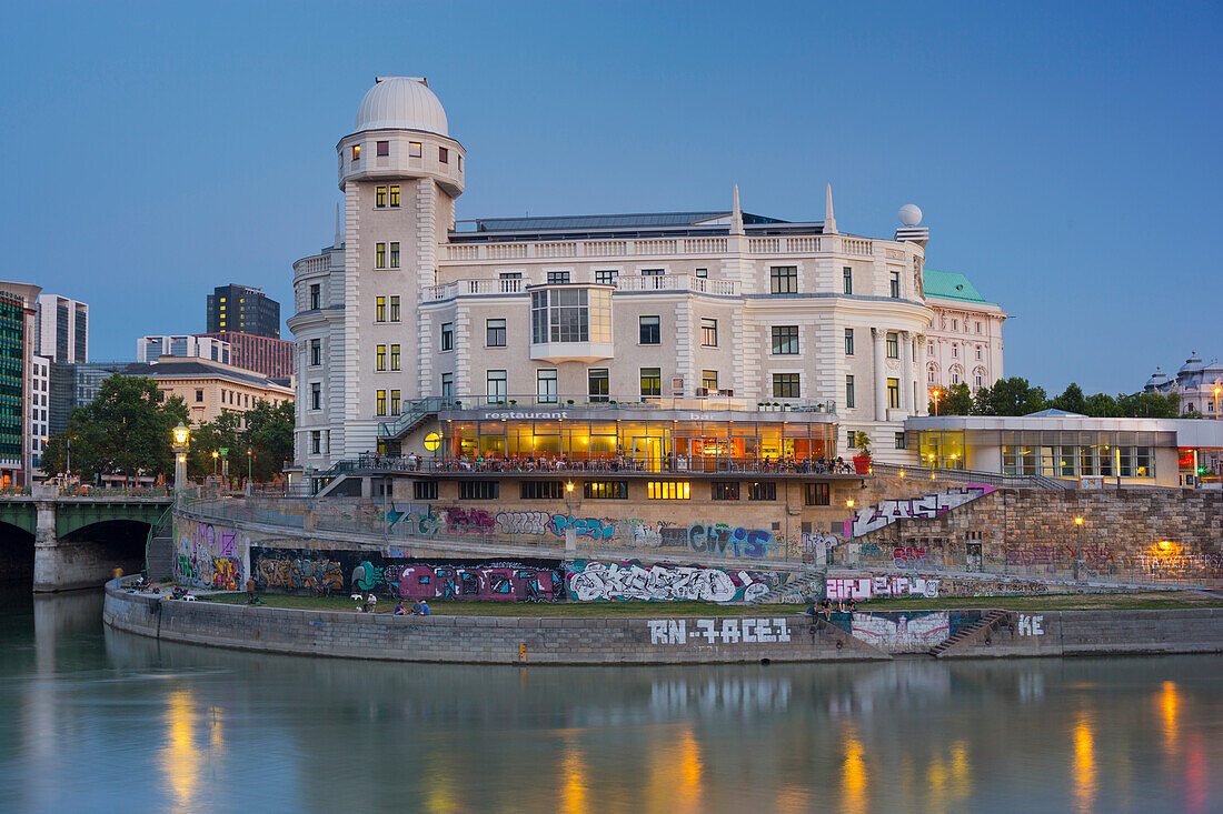 Urania, Volksbildungshaus mit Sternwarte, Fluss, 1. Bezirk, Innere Stadt, Wien, Österreich