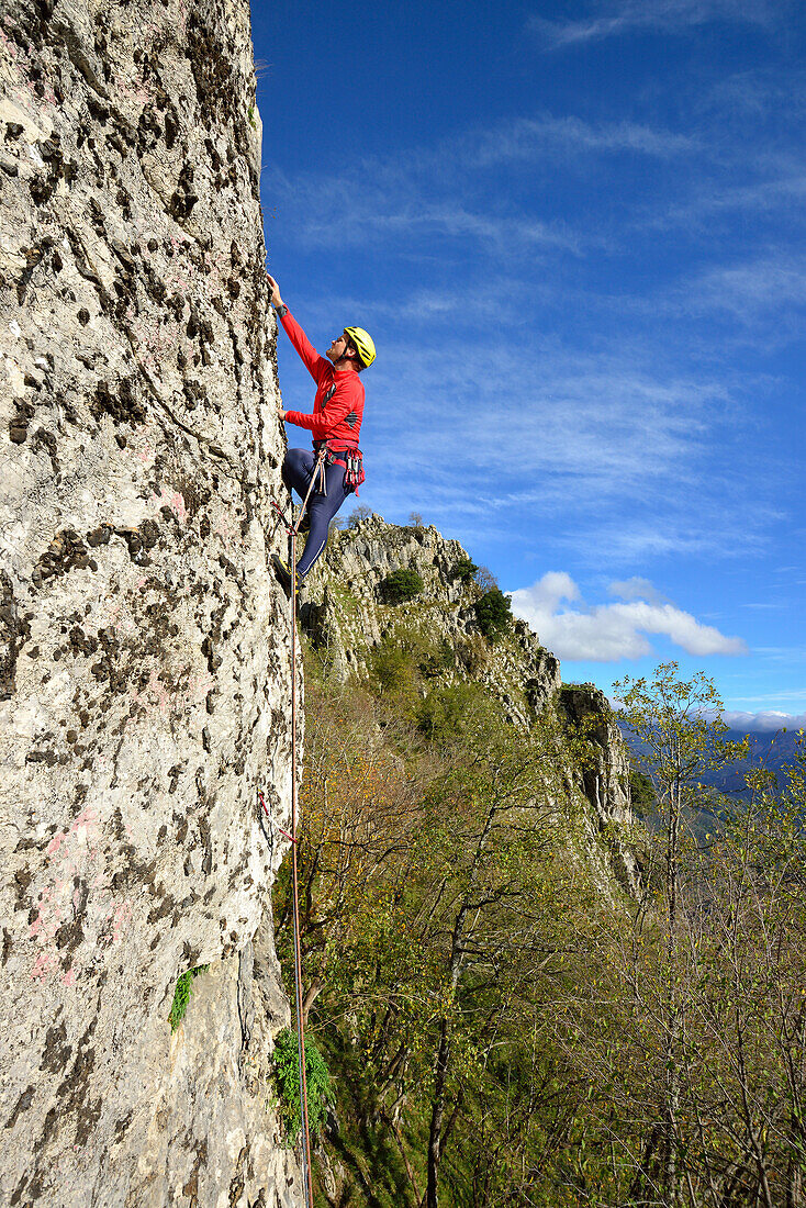 Mann klettert an einer Felswand, Penna di Lucchio, Lucchio, Apuanische Alpen, Toskana, Italien