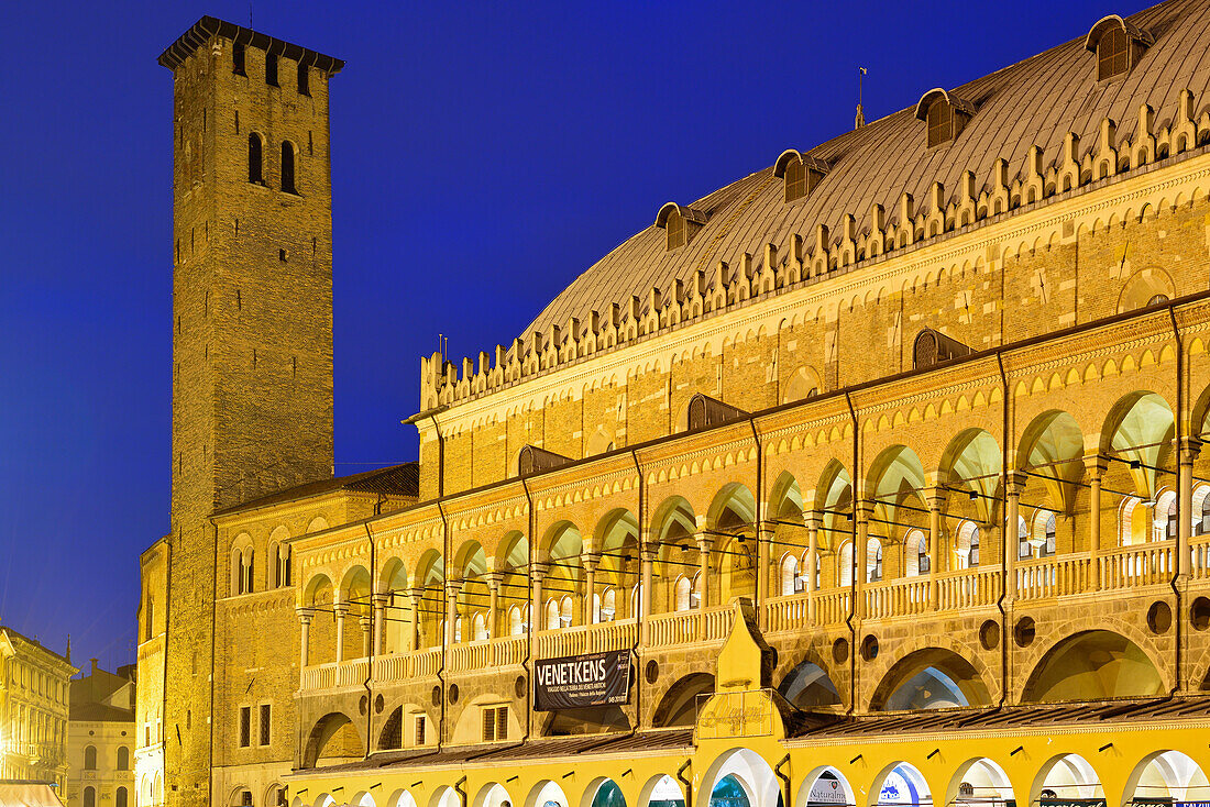 Beleuchtetes Rathaus, Piazza dei Frutti, Padua, Venetien, Italien