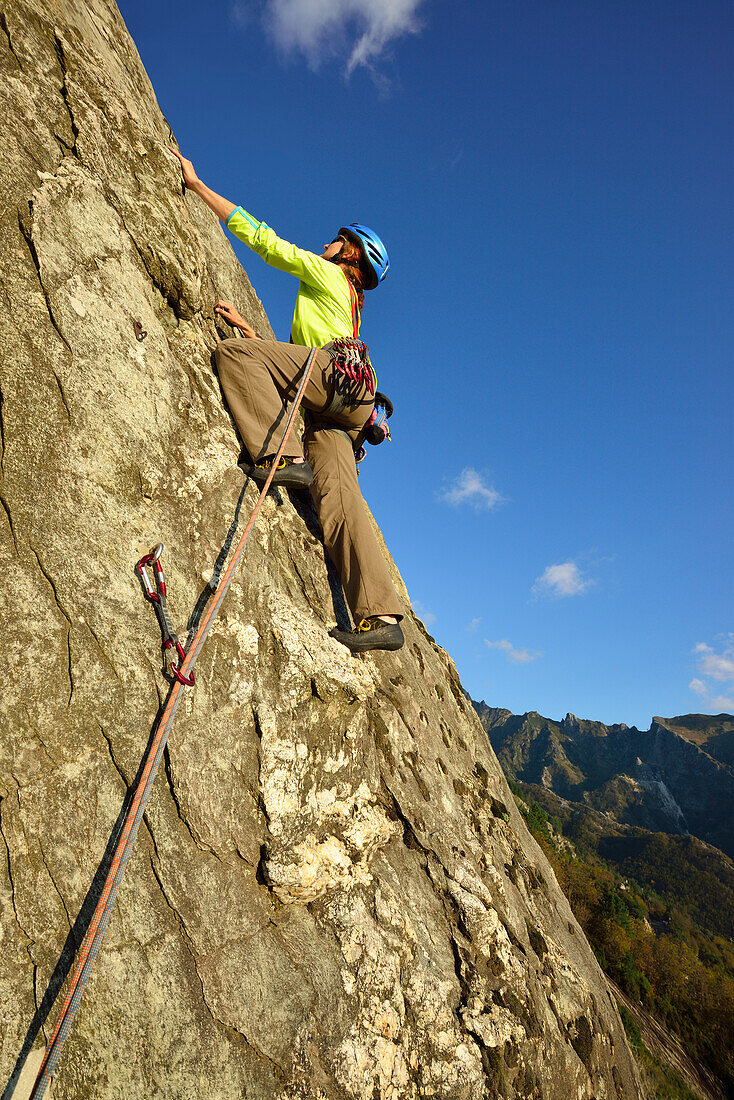 Frau klettert an einer Felswand, Antona, Apuanische Alpen, Toskana, Italien