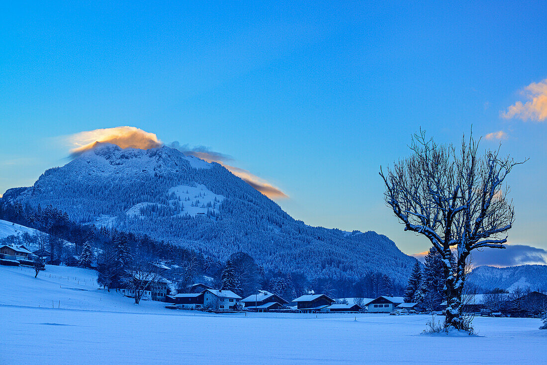 Hamlet in Leitzach valley with Breitenstein in background, Mangfall Mountains, Bavarian Prealps, Upper Bavaria, Germany