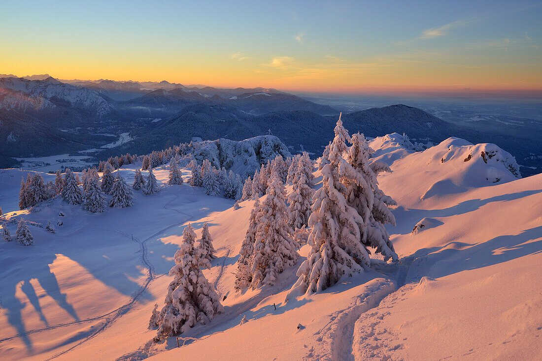 Winterlandschaft in der Abenddämmerung, Breitenstein, Mangfallgebirge, Bayerische Voralpen, Oberbayern, Bayern, Deutschland