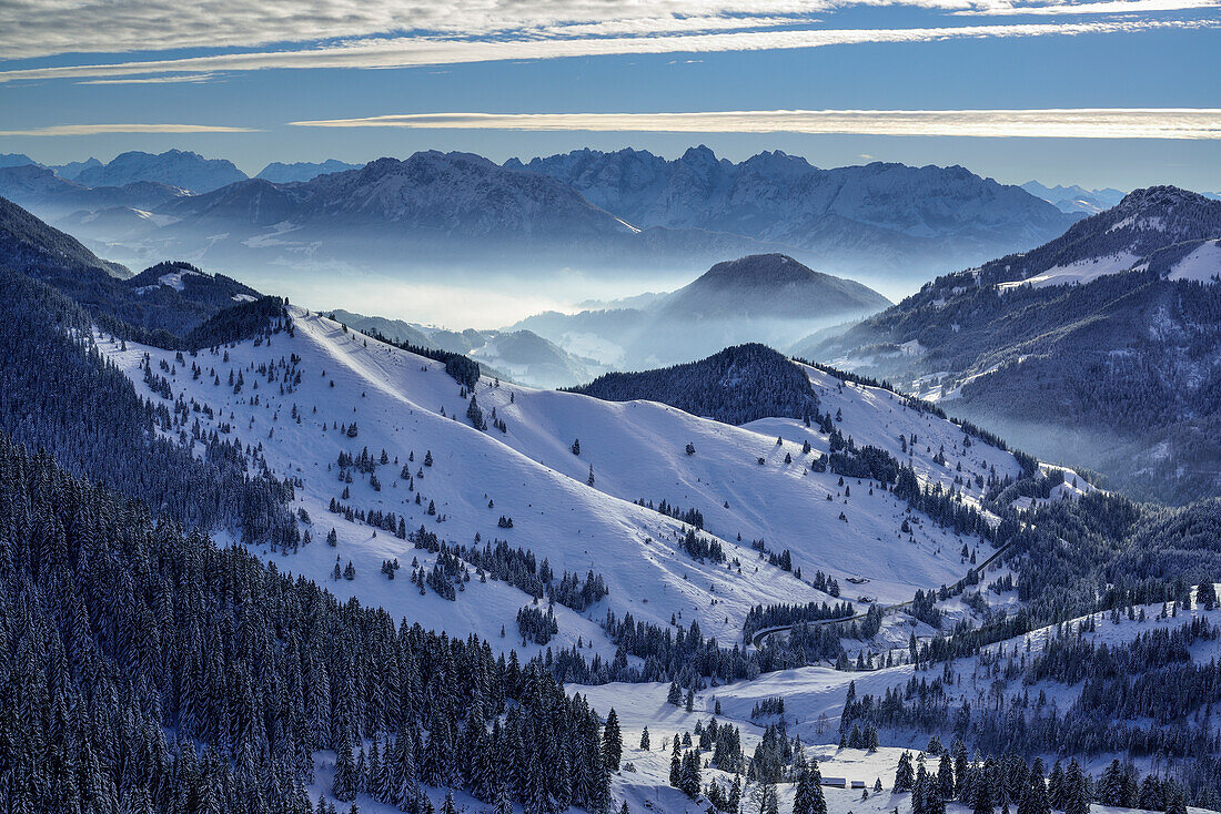 Sudelfeld mit Loferer Steinberge, Leoganger Steinberge und Kaisergebirge im Hintergrund, Wildalmjoch, Sudelfeld, Bayerische Alpen, Oberbayern, Bayern, Deutschland