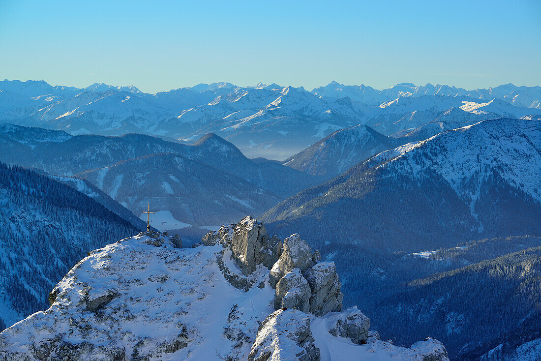 Blick über Felsgipfel auf Zillertaler Alpen, Wendelstein, Mangfallgebirge, Bayerische Voralpen, Oberbayern, Bayern, Deutschland
