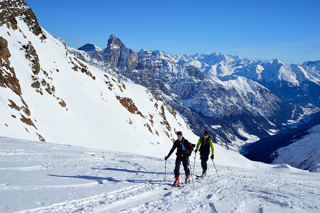 Zwei Männer auf einer Skitour steigen zur Agglsspitze auf, Tribulaun und Zillertaler Alpen im Hintergrund, Agglsspitze, Pflerschtal, Stubaier Alpen, Südtirol, Italien