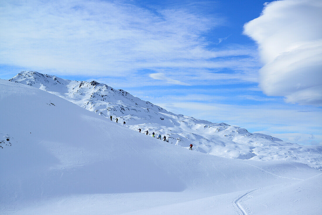 Skitourengeher steigen zum Regenfeldjoch auf, Langer Grund, Kitzbüheler Alpen, Tirol, Österreich