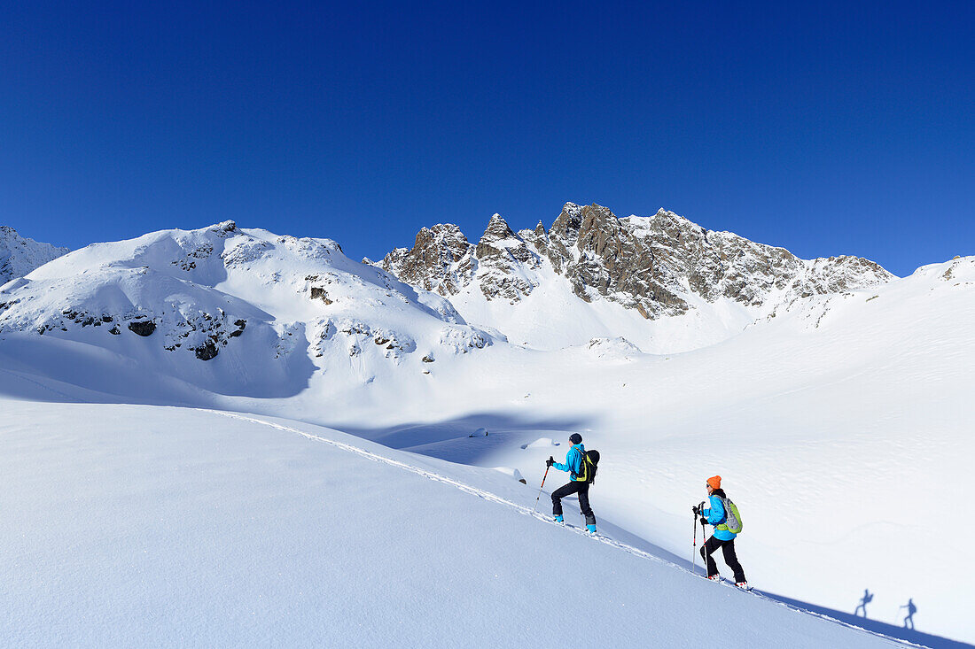 Zwei Frauen auf Skitour steigen zur Kuhscheibe auf, Stubaier Alpen, Tirol, Österreich