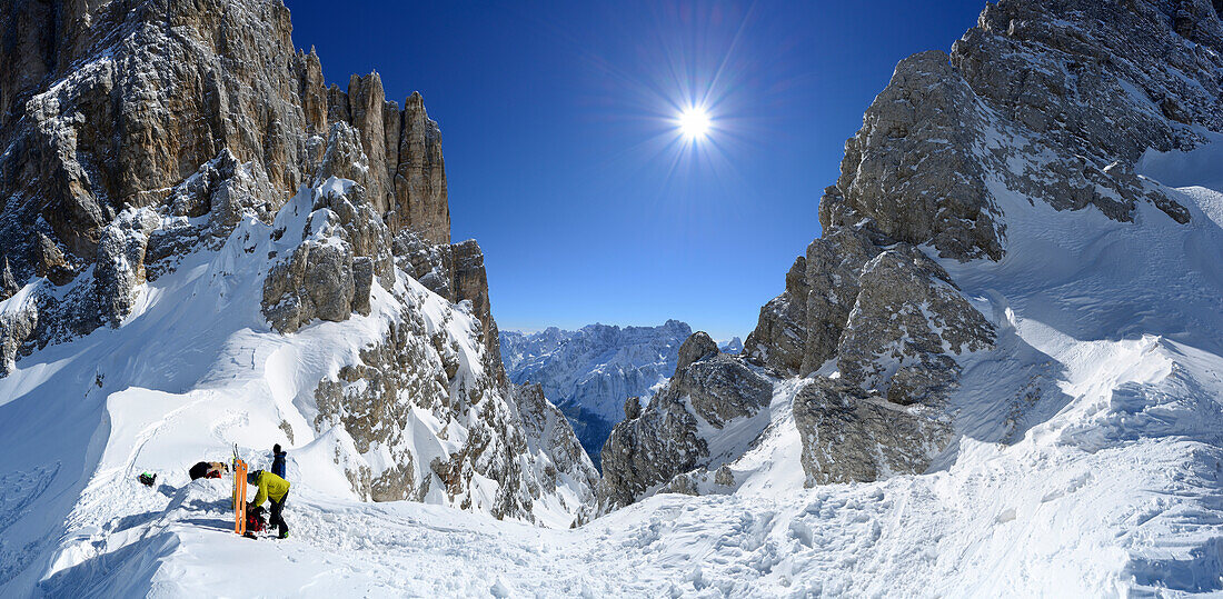 Skitourengeher in Cristalloscharte, Piz Popena, Sorapiss und Monte Cristallo im Hintergrund, Cristallo, Dolomiten, Belluno, Venetien, Italien