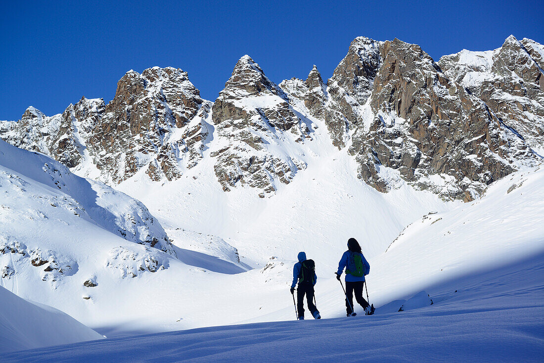 Zwei Frauen auf Skitour steigen zur Kuhscheibe auf, Stubaier Alpen, Tirol, Österreich