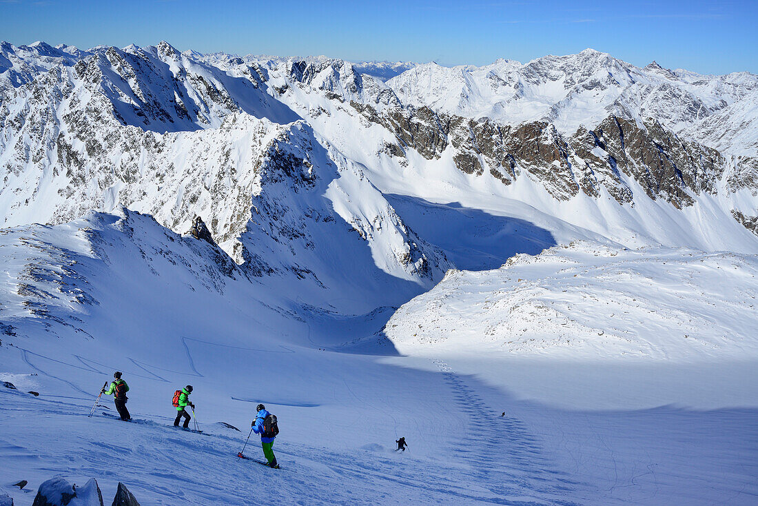 Skitourengeher fahren von der Kuhscheibe ab, Stubaier Alpen, Tirol, Österreich