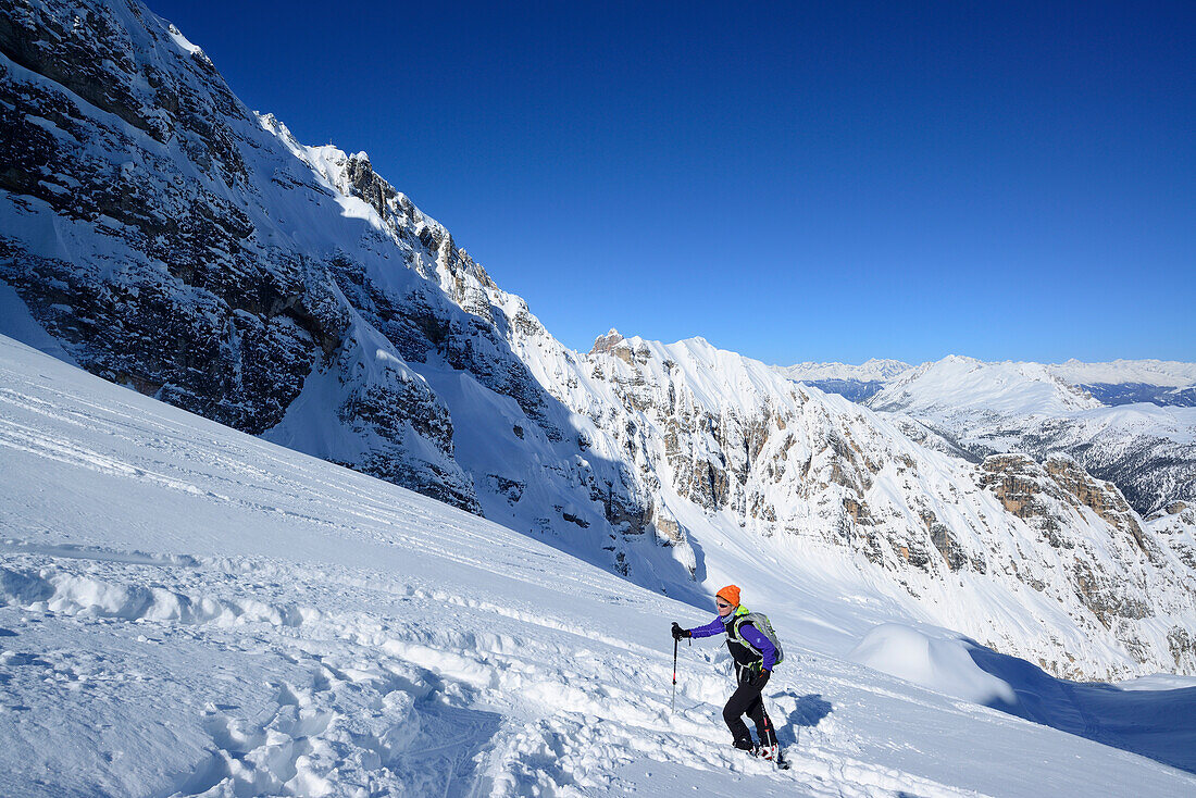 Skitourengeher steigt zur Cristallo Scharte auf, Cristallo, Dolomiten, Belluno, Venetien, Italien