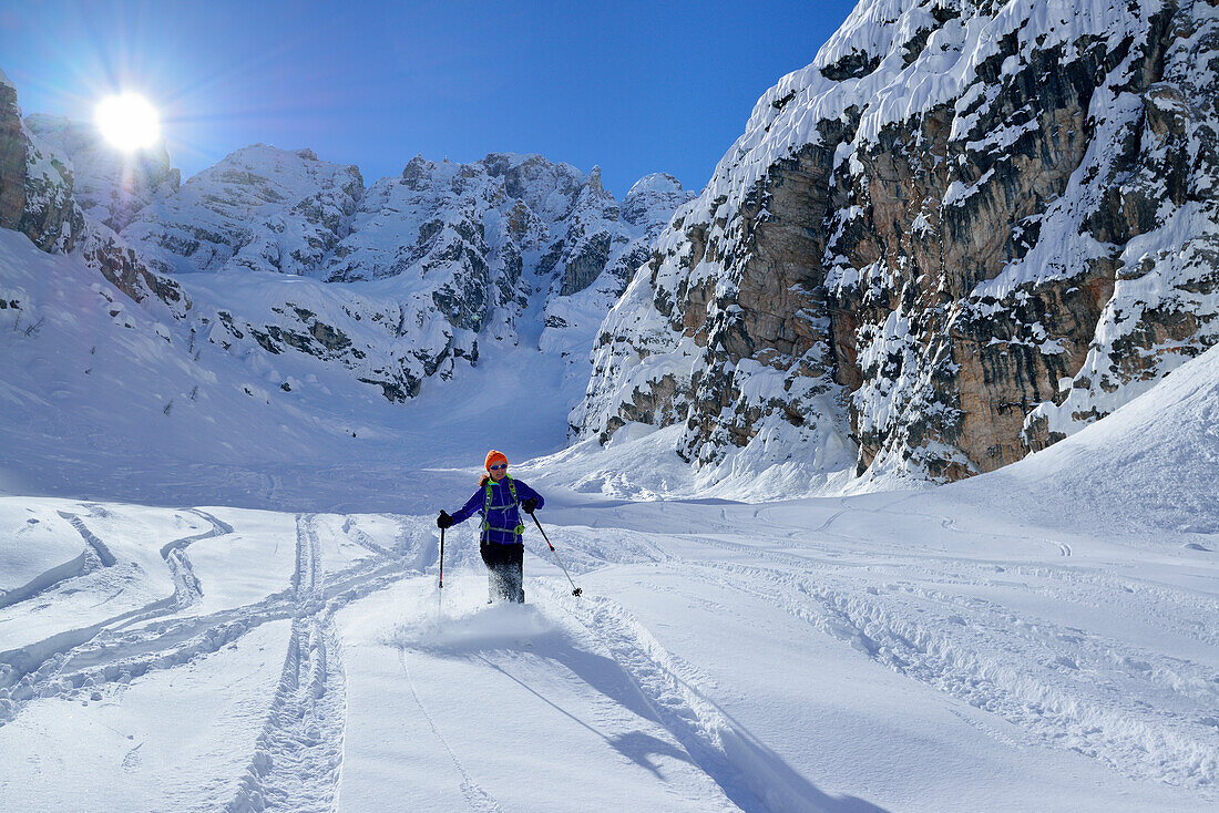 Frau auf Skitour fährt von der Cristallo Scharte ab, Monte Cristallo im Hintergrund, Cristallo, Dolomiten, Belluno, Venetien, Italien