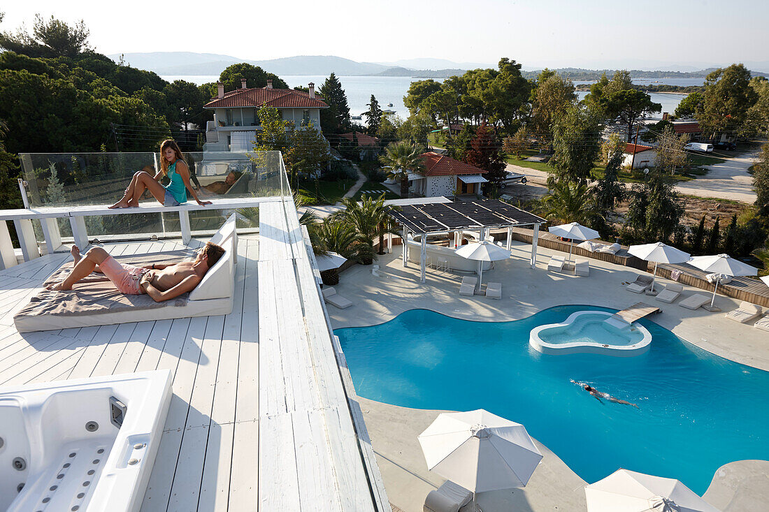 Paar auf einer Terrasse einer Hotelsuite, Ekies All Senses Resort, Vourvourou, Sithonia, Chalkidiki, Griechenland