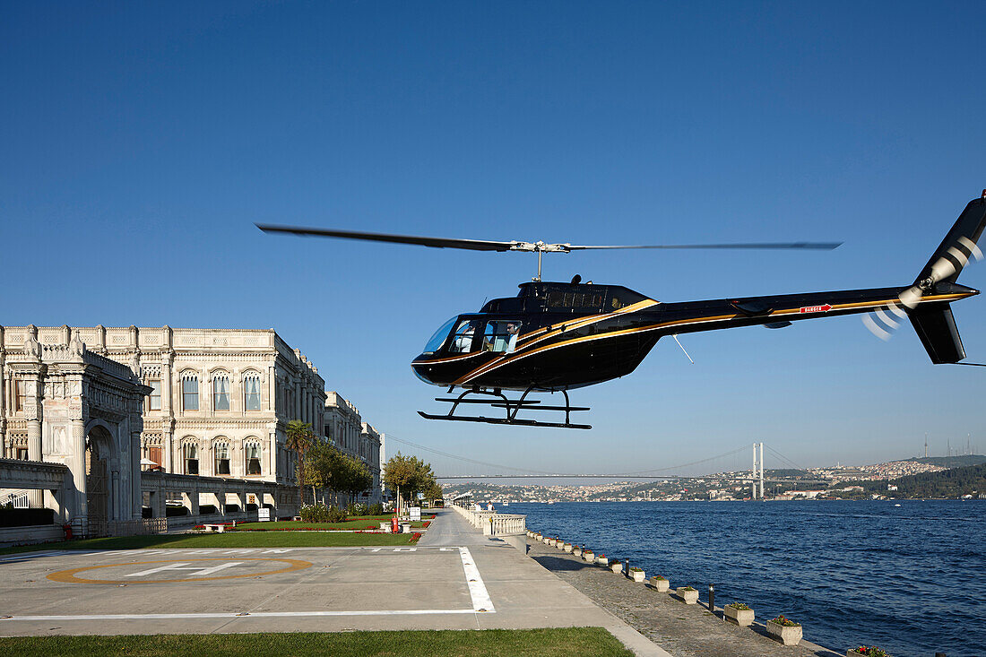 Hubschrauber landet am Hotel Ciragan Palace Kempinski, Istanbul, Türkei