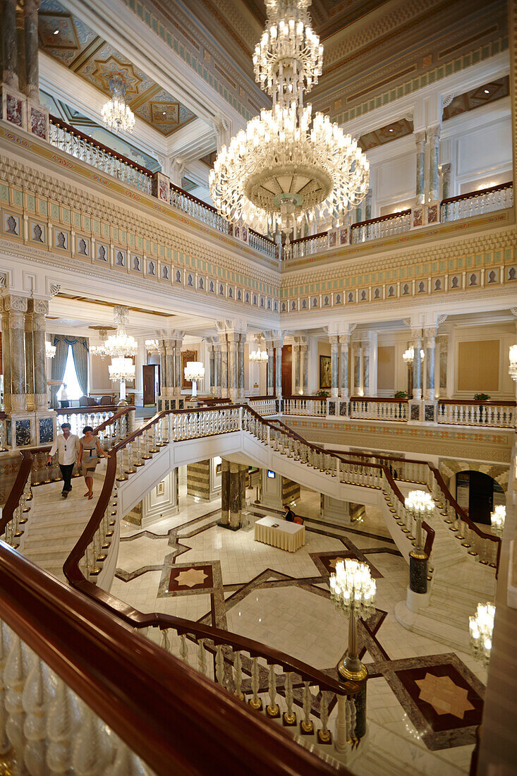Treppenaufgang mit Kronleuchter, Hotel Ciragan Palace Kempinski, Istanbul, Türkei