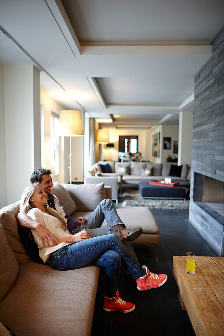 Paar sitzt in der Lounge, The Cambrian, Adelboden, Kanton Bern, Schweiz