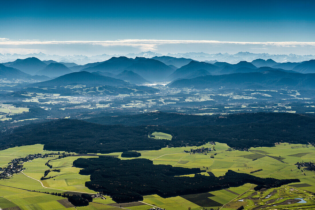 Luftaufnahme, Wiesen und Wald mit Alpen im Hintergrund, bei Tegernsee, Oberbayern, Bayern, Deutschland