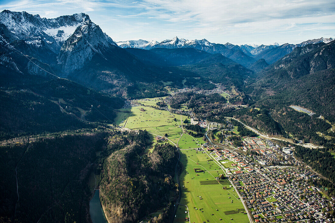 Luftaufnahme, Garmisch-Partenkirchen und Zugspitze, Oberbayern, Bayern, Deutschland