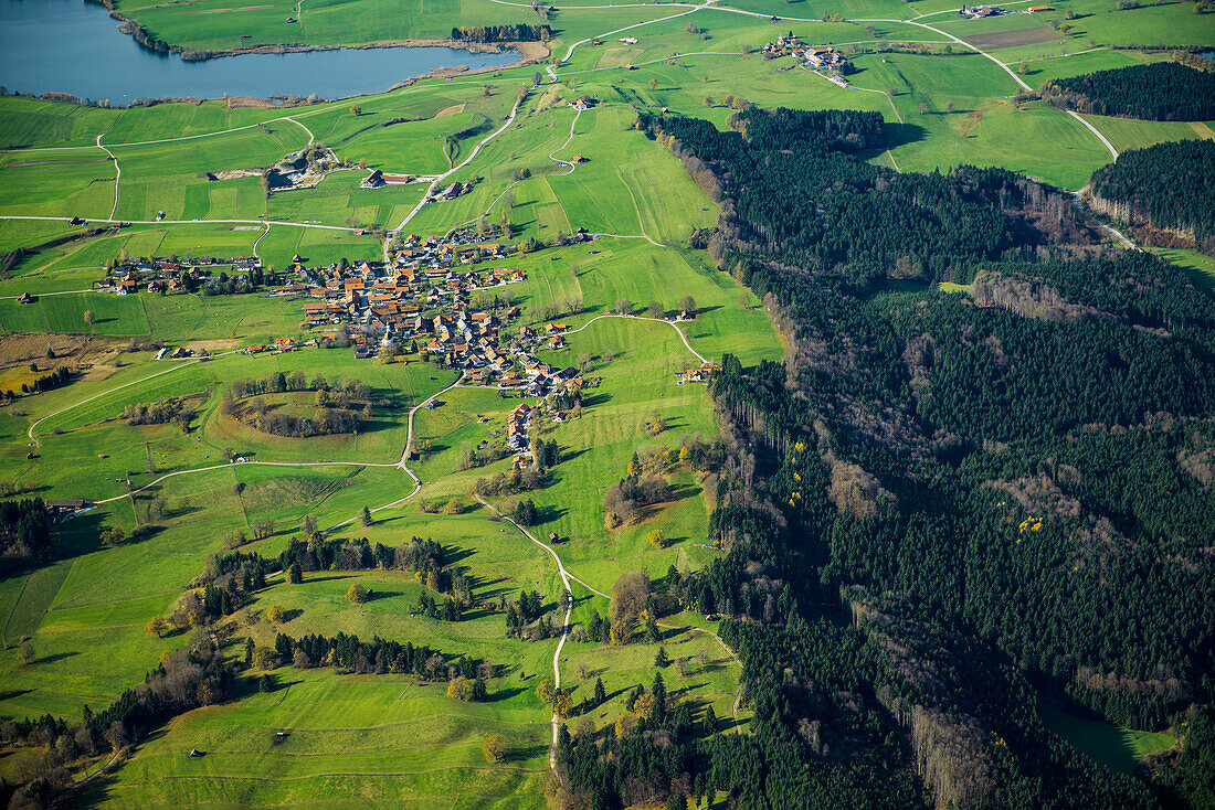 Luftaufnahme, Dorf und Wiesen am Riegsee, Oberbayern, Bayern, Deutschland