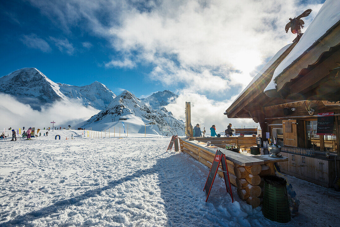 Holzhütte mit Bar am Männlichen, dahinter Eiger Mönch und Jungfrau, Grindelwald, Kanton Bern, Schweiz