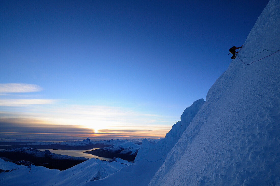 Bergsteiger in der Nordwand des Monte Sarmiento, Cordillera Darwin, Feuerland, Chile