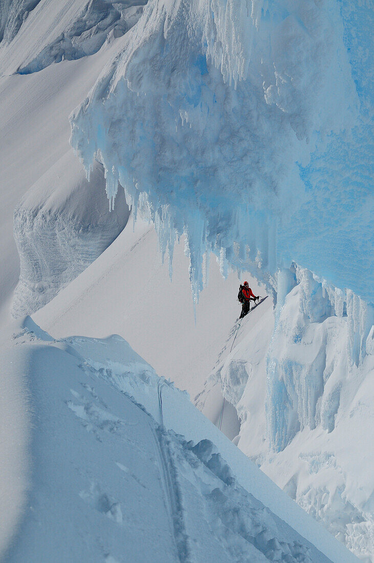 Bergsteiger im Bergschrund der Nordwand des Monte Sarmiento, Cordillera Darwin, Feuerland, Chile