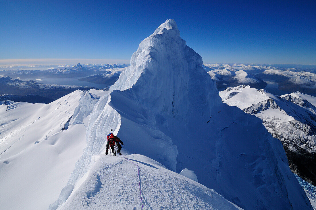 Bergsteiger am Gipfelgrat zwischen den beiden Gipfeln des Monte Sarmiento, Cordillera Darwin, Feuerland, Chile
