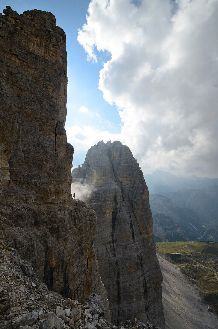 Kletterer steht an einer Felswand, Dolomiten, Venetien, Italien