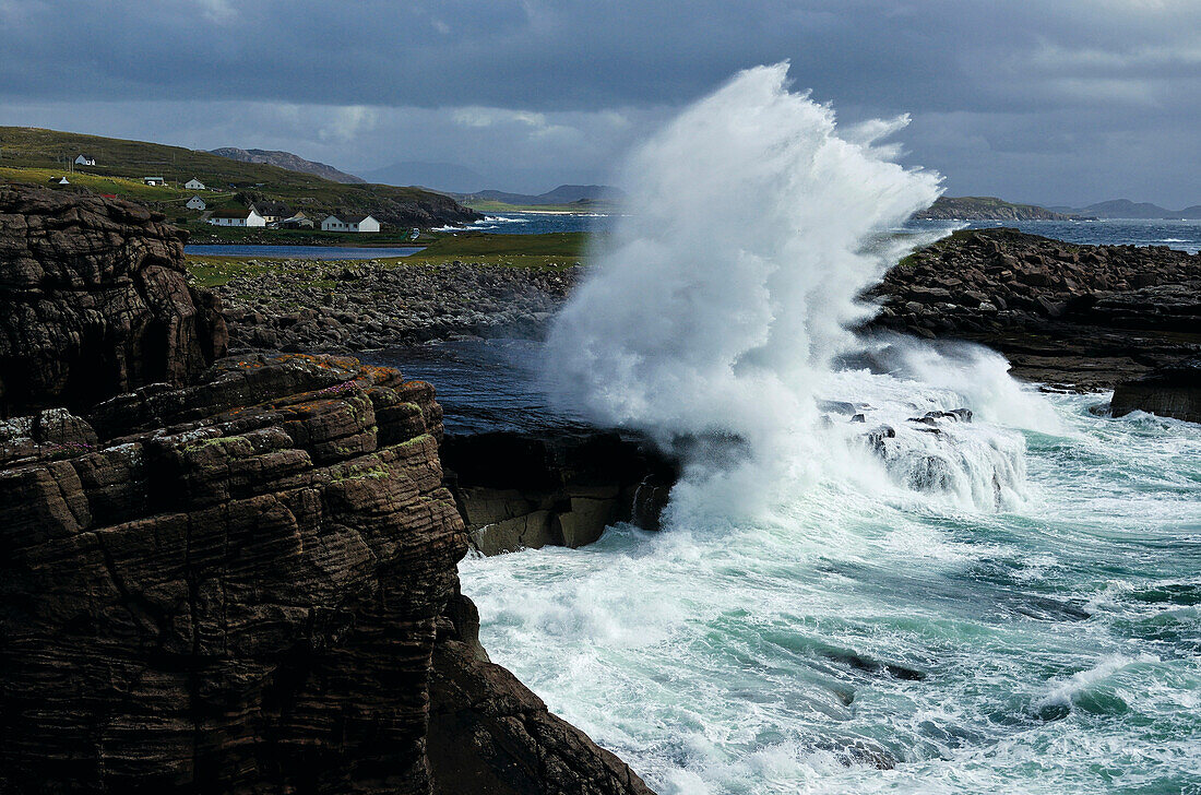Wellen schlagen an Felsenküste, Reiff, Highlands, Schottland, Großbritannien