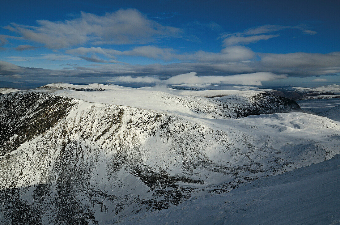 Blick vom Beinn Dearg über schneebedeckte Berglandschaft, Highlands, Schottland, Großbritannien