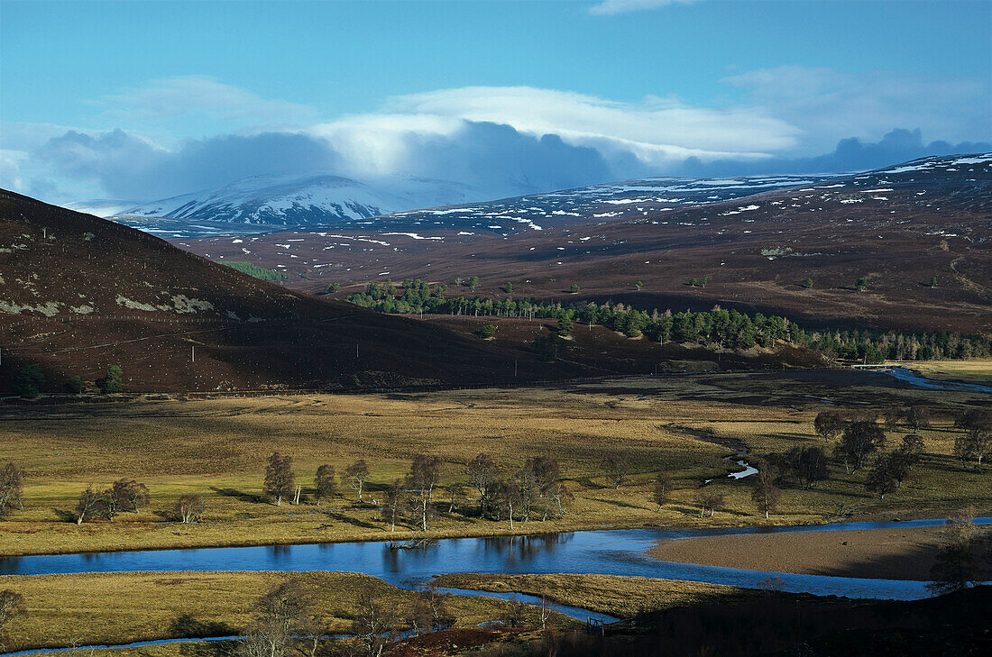 Gebirgslandschaft mit Dee im Vordergrund, Cairngorm Nationalpark, Grampian Mountains, Highlands, Schottland, Großbritannien