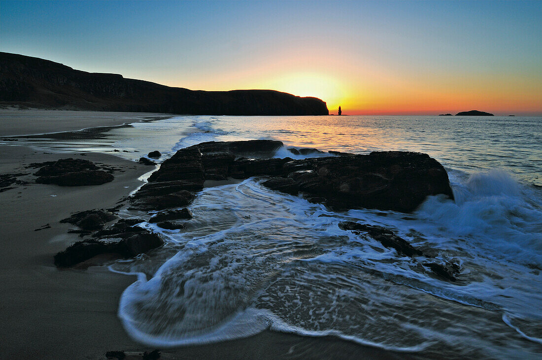 Küstenlandschaft im Sonnenuntergang, Sandwood Bay, Highlands, Schottland, Großbritannien