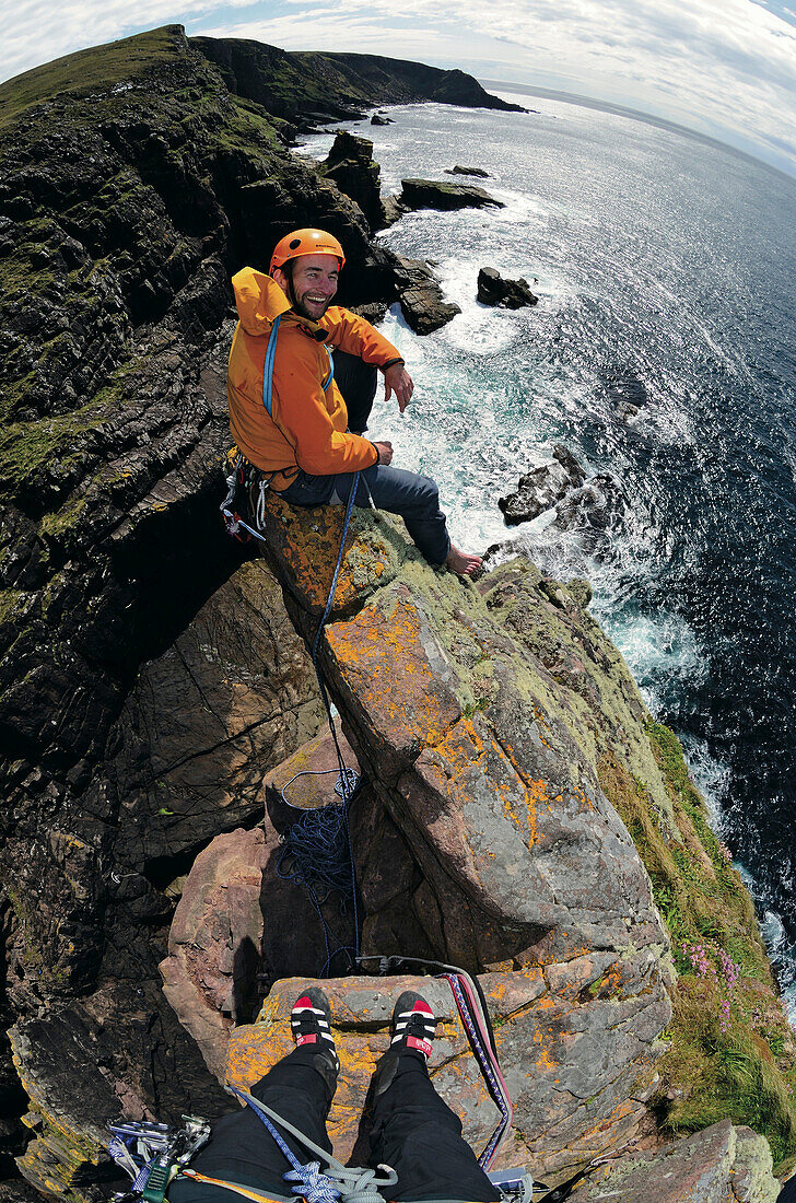 Kletterer auf dem Old Man of Stoer Gipfel, Stoer, Highlands, Schottland, Großbritannien