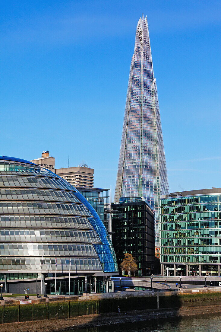 City Hall (vorne links), The Shard und (vorne rechts) der Bürokomplex More London Riverside, Southwark, London, England, Vereinigtes Königreich