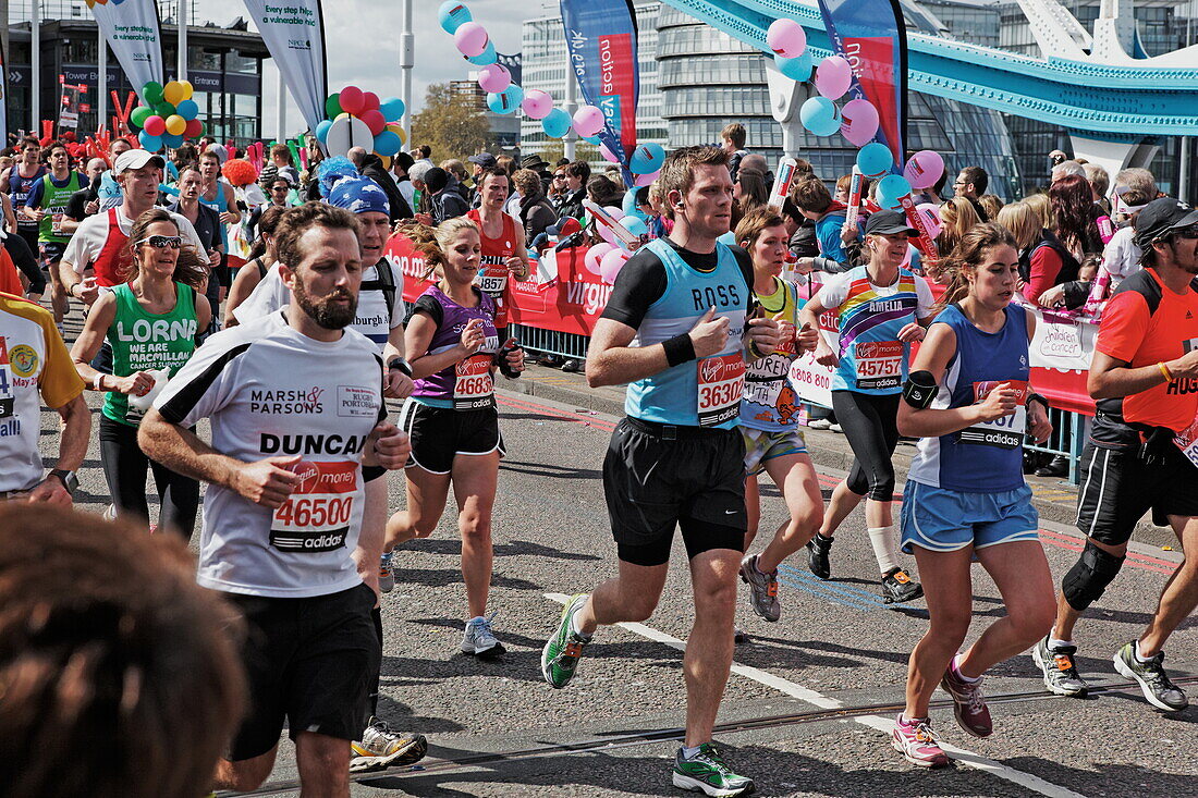 Virgin Money London Marathon, Tower Bridge, London, England, Vereinigtes Königreich