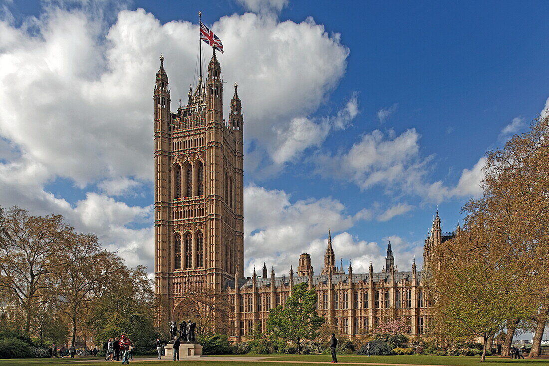 Victoria Tower Gardens mit dem gleichnamigen Turm des Houses of Parliament, Westminster, London, England, Vereinigtes Königreich