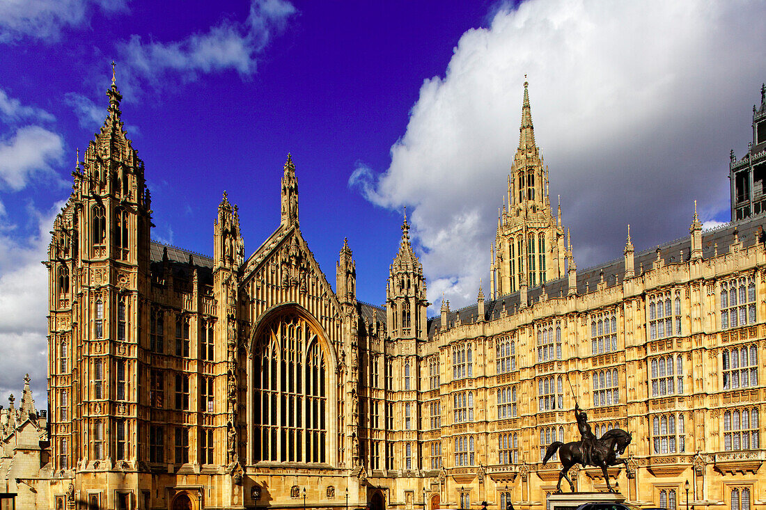 The Old Palace Yard mit der Reiterstatue von Richard I. vor der Westminster Hall des Westminster Palace, auch Houses of Parliament genannt, Westminster, London, England, Vereinigtes Königreich