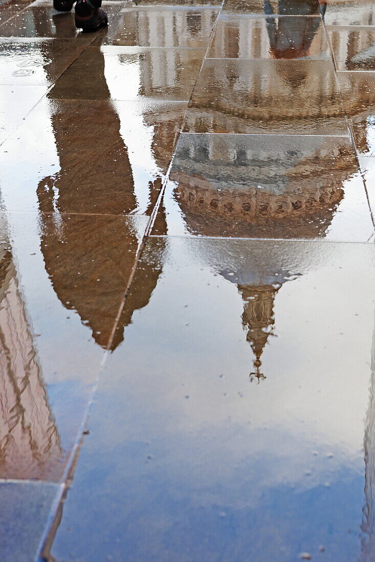 Spiegelung der St. Paul's Cathedral auf regennassem Boden, City, London, England, Vereinigtes Königreich