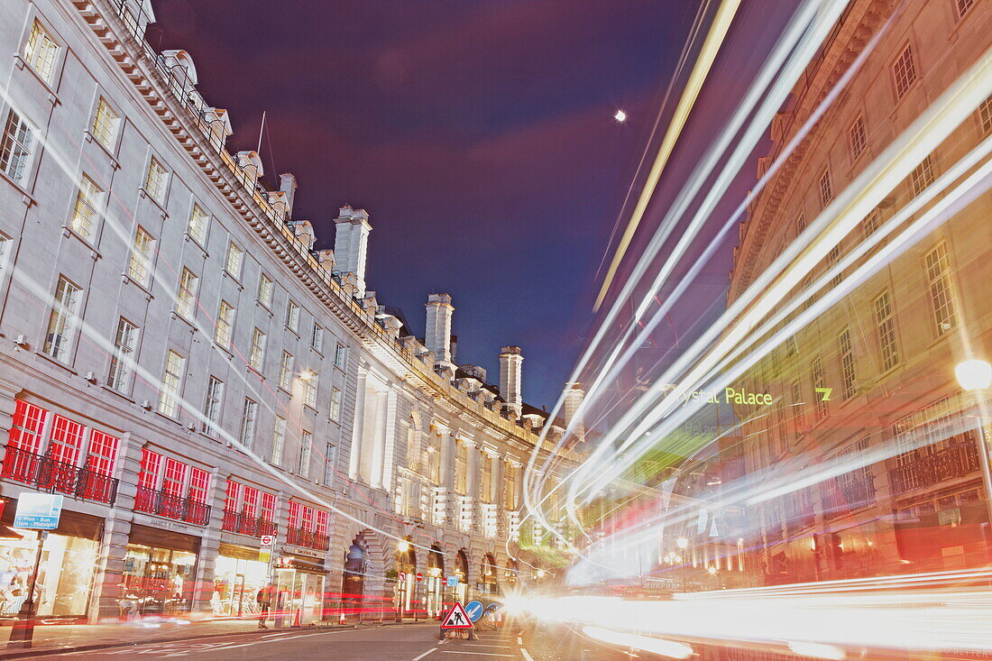 Lichtspuren eines Busses in der Regent Street, West End, London, England, Vereinigtes Königreich