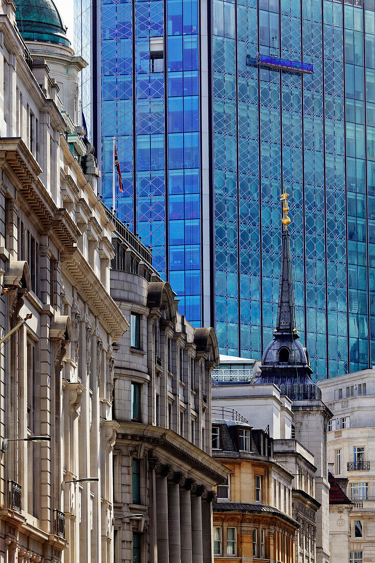 Alte Fassaden in der Gresham und Lothbury Street, City, London, England, Vereinigtes Königreich