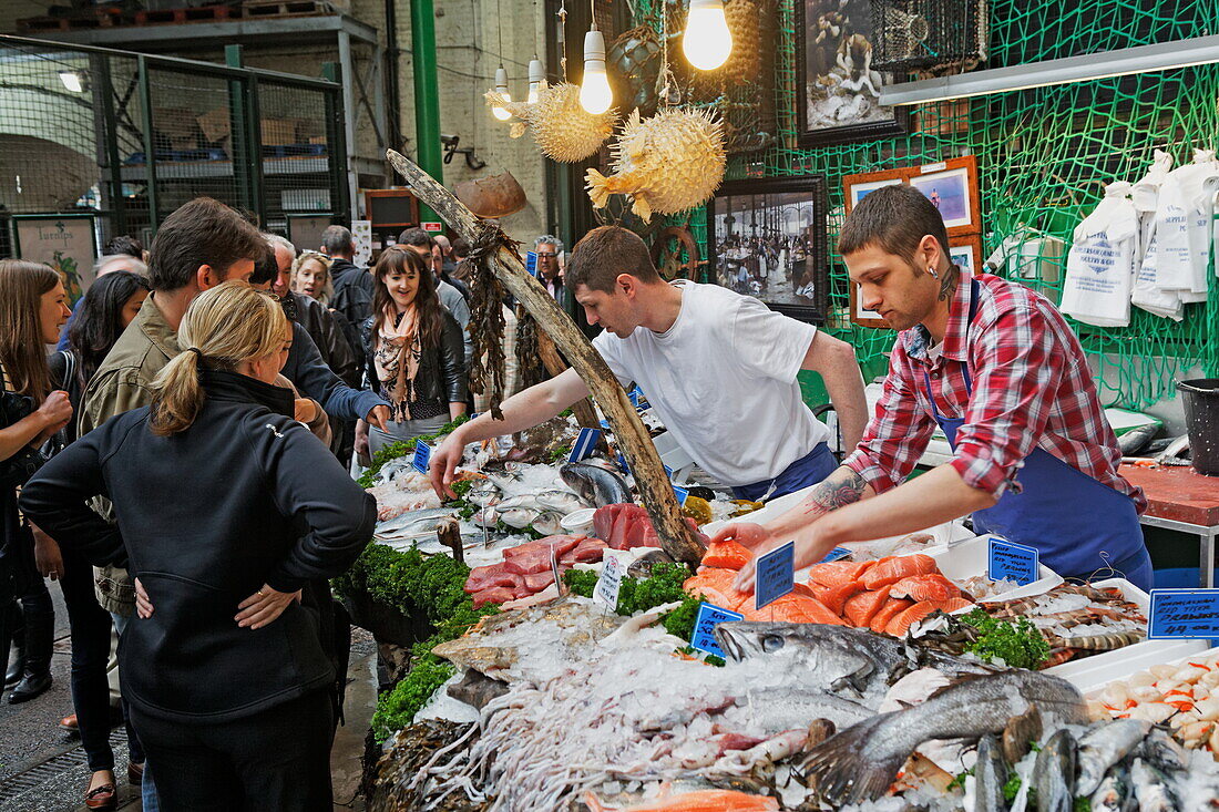 Fischhändler auf dem Borrough Market, Southwark, London, England, Vereinigtes Königreich