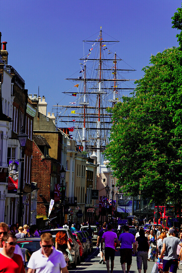 King William Walk mit den Masten der Cutty Sark, Greenwich, London, England, Vereinigtes Königreich