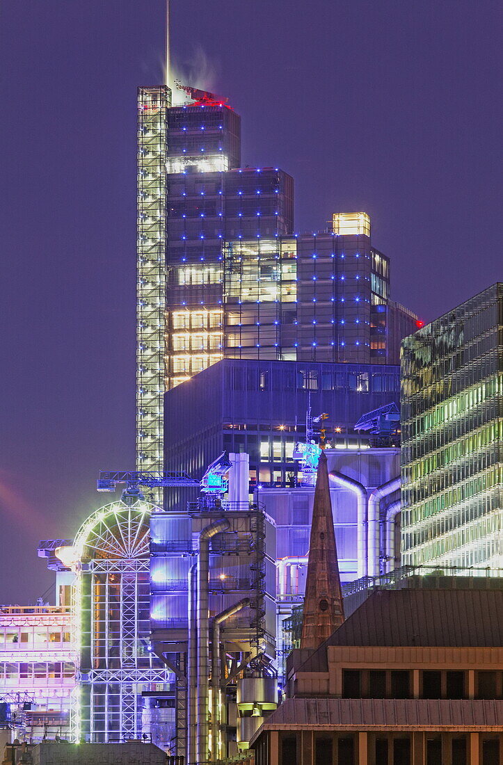 Bürohäuser inklusive dem Lloyd's Building und dahinter dem Heron Tower, City, London, England, Vereinigtes Königreich
