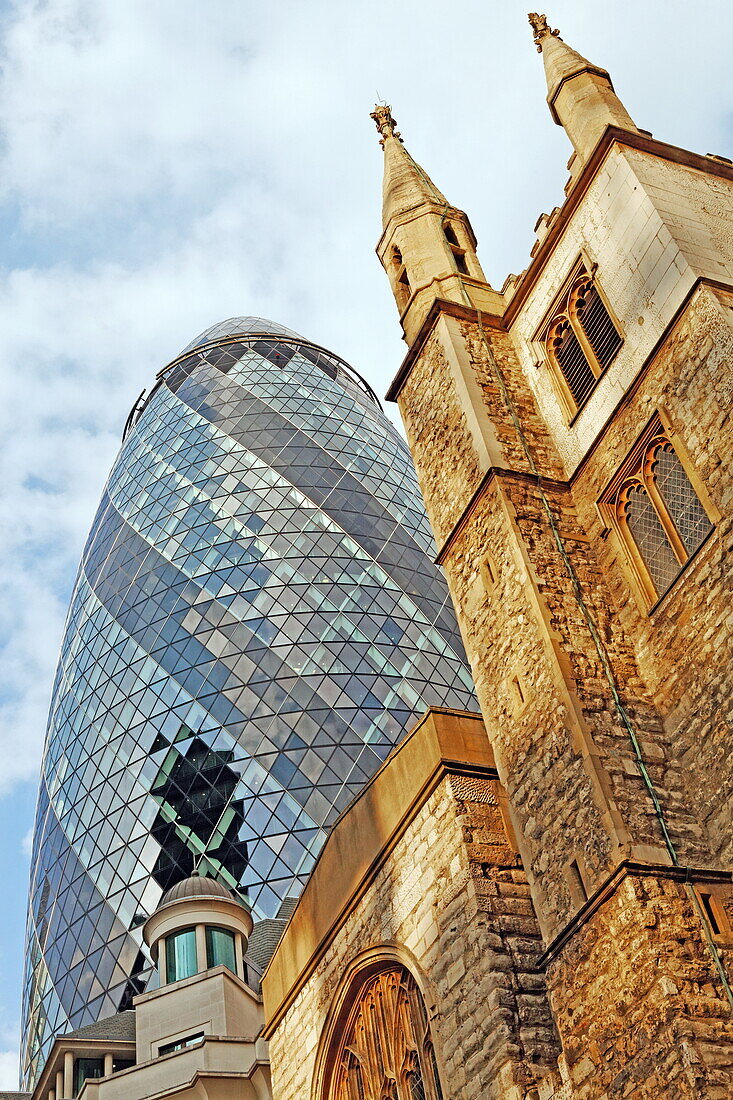 St. Andrew Undershaft und The Gherkin Building, City, London, England, Vereinigtes Königreich