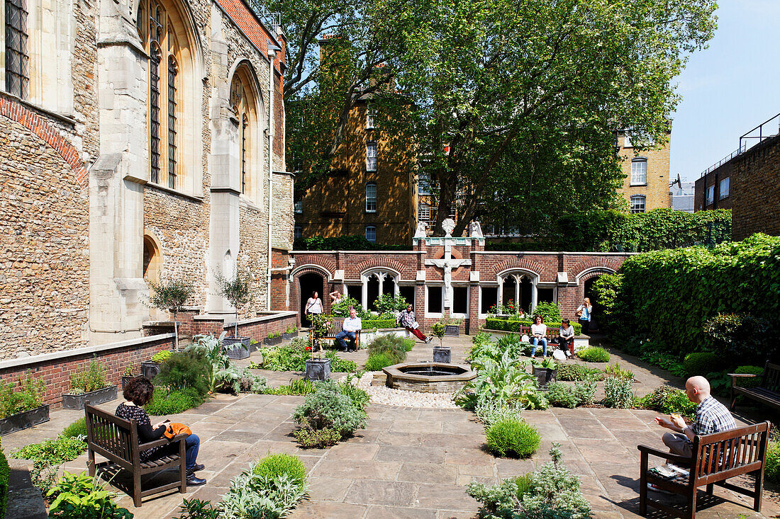 Mittagspause im Garten der Church of St. John, St. John's Square, Clerkenwell, London, England, Vereinigtes Königreich