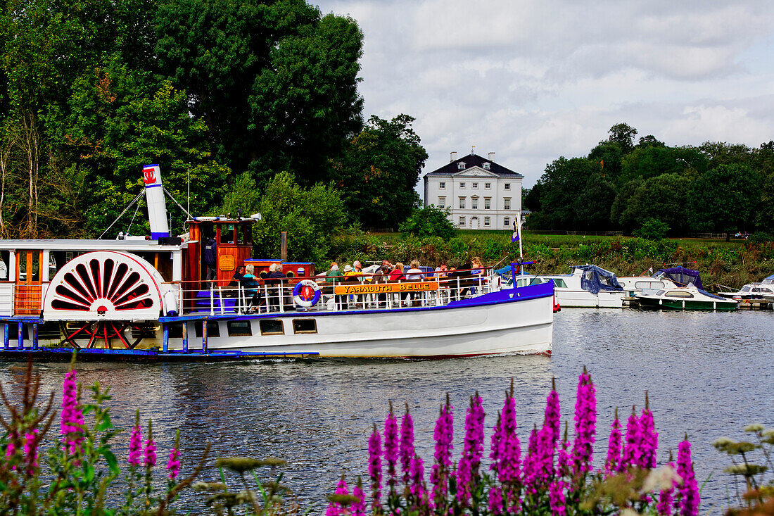 Ausflugsdampfer auf der Themse vor dem Marble Hill House, Richmond upon Thames, Surrey, England, Vereinigtes Königreich