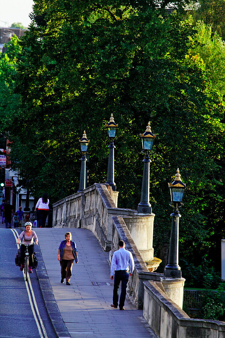 Spaziergänger auf der Richmond Bridge, Richmond upon Thames, Surrey, England, Vereinigtes Königreich